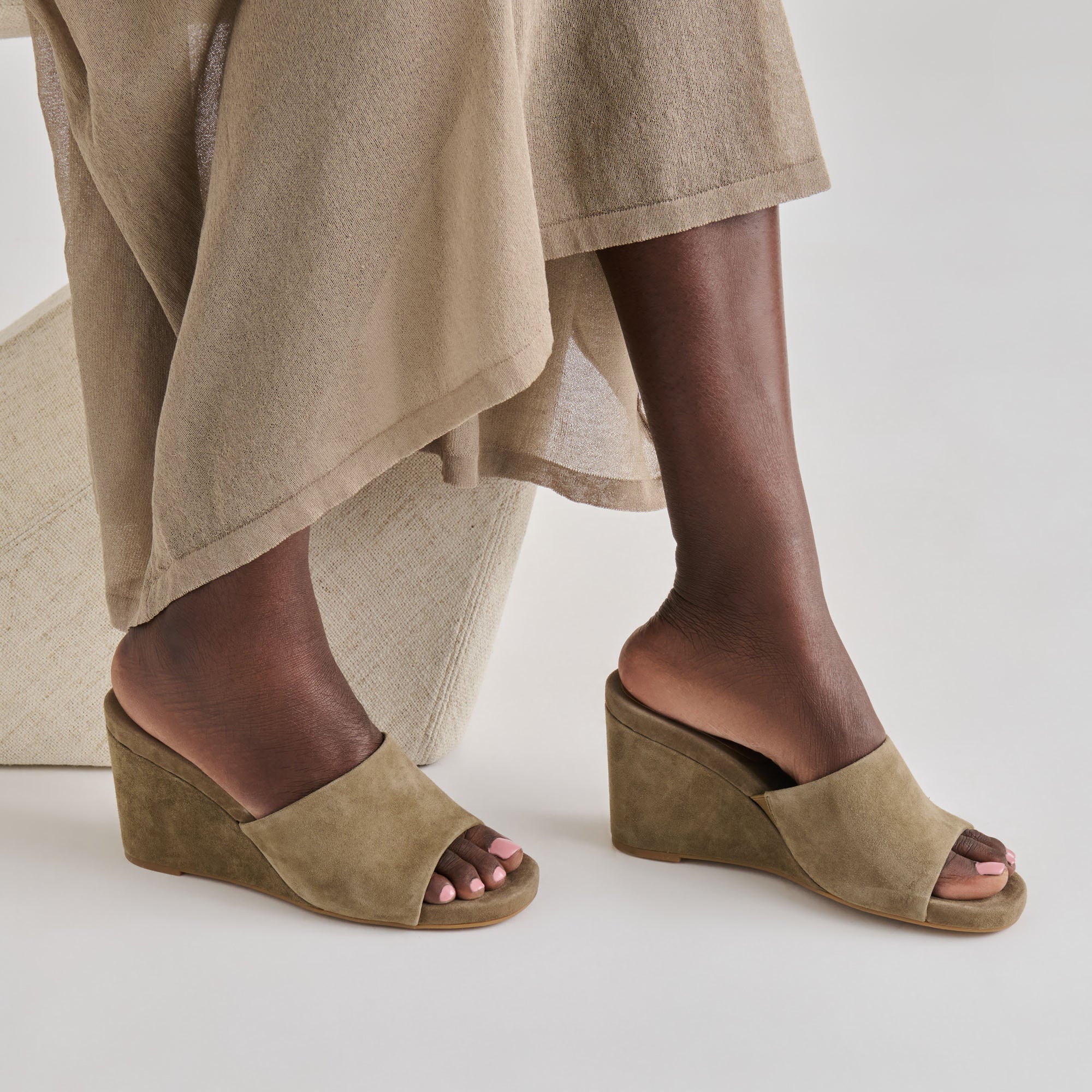 HOLTA WEDGES OLIVE SUEDE